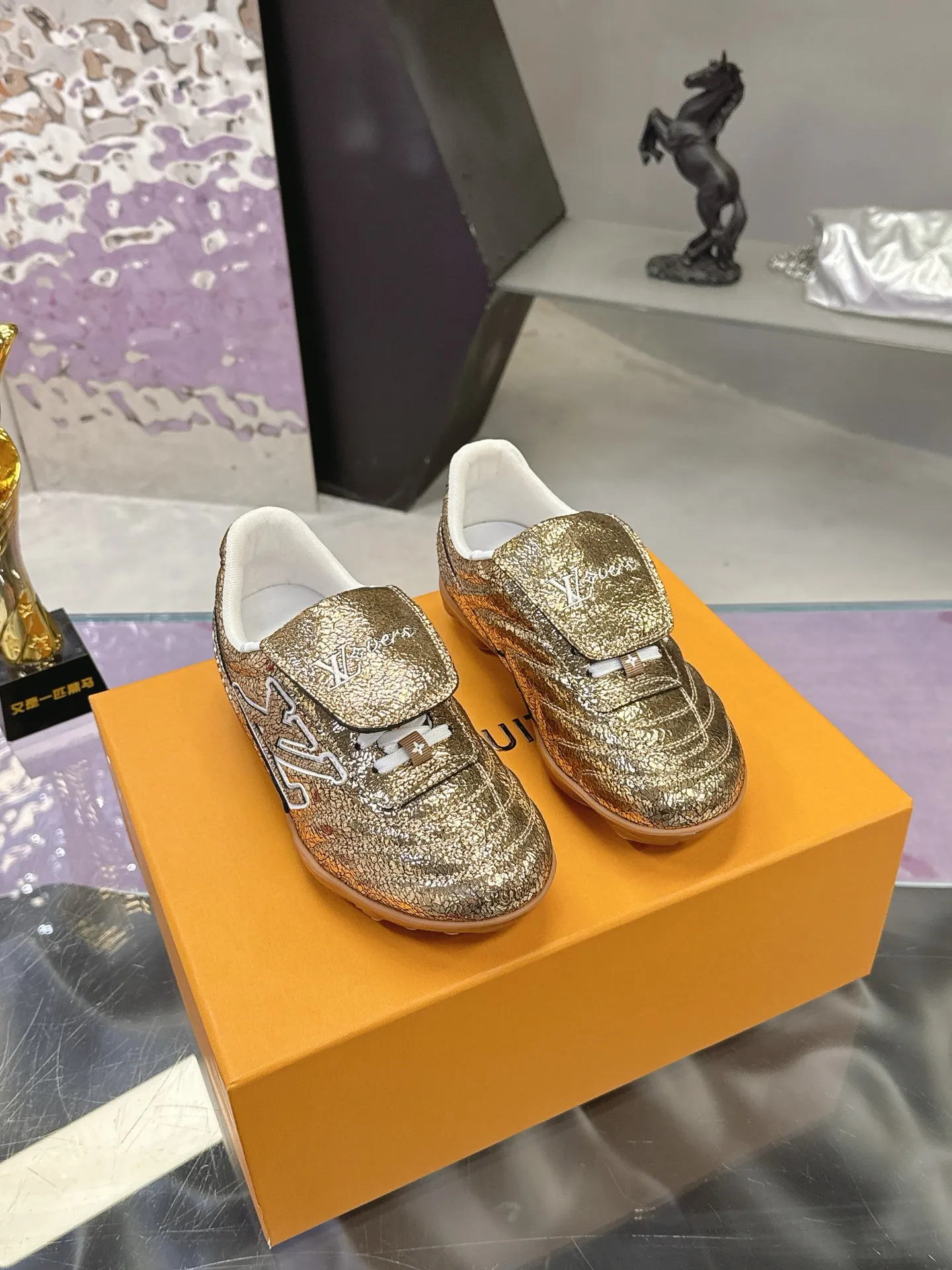 Men's shoes: 720💰 LV Louis Vuitton's latest Foot men's shoes💰print series Couple's football sneakers Original purchase, development and production This Foot men's shoes💰print Soccer sneakers are men's shoes💰pharrell Williams' first sneakers inspired by football shoes. The shoe is inspired by football that spans generations and cultures. The shoe is known for its sleek design, with the dynamic IV Initials logo on the side, the tongue embellished with the Lvers United badge inspired by the football team, and the sole pattern rubber sole decorated with multiple Louis Vuitton logos. Exquisite packaging at the delivery counter🛍📦 ▪️Material: Original imported top-layer cracked cowhide ▪️Inner: Original custom-made soft sheepskin lining ▪️Sole: original molded two-color T men's shoes 💰pU combination sole ▪️Sole thickness: 3.5CM ▪️Size: women's 35-41 / men's 39-45